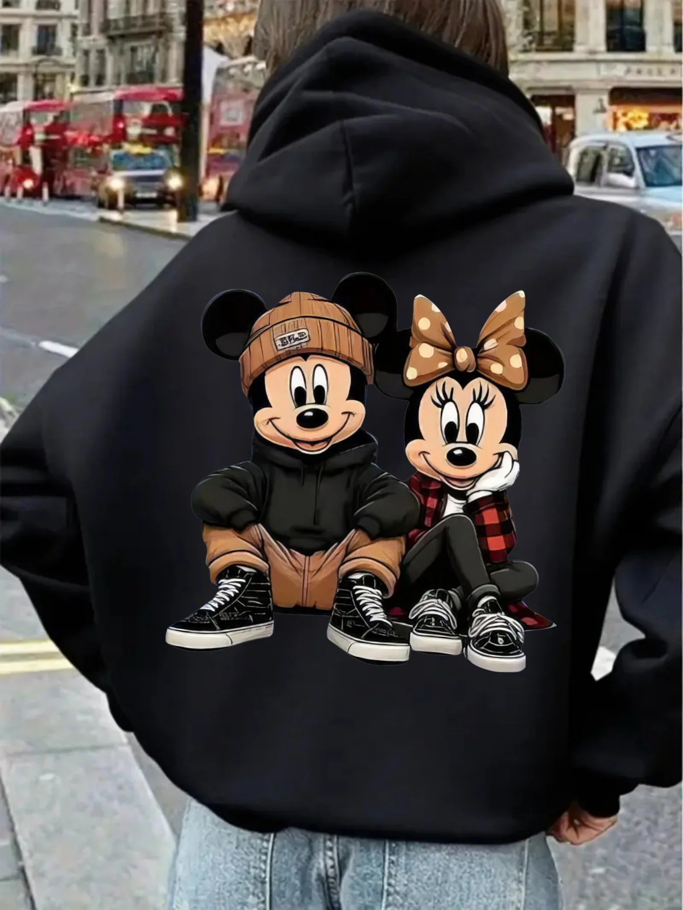 Толстовка унисекс Disney с Микки и Минни Маусом, хлопковая флисовая толстовка черного цвета с карманом кенгуру для сидения на улице с красным автобусом
Толстовка унисекс Disney с Микки и Минни Маусом, хлопковая флисовая толстовка черного цвета с карманом кенгуру для сидения на улице с красным автобусом