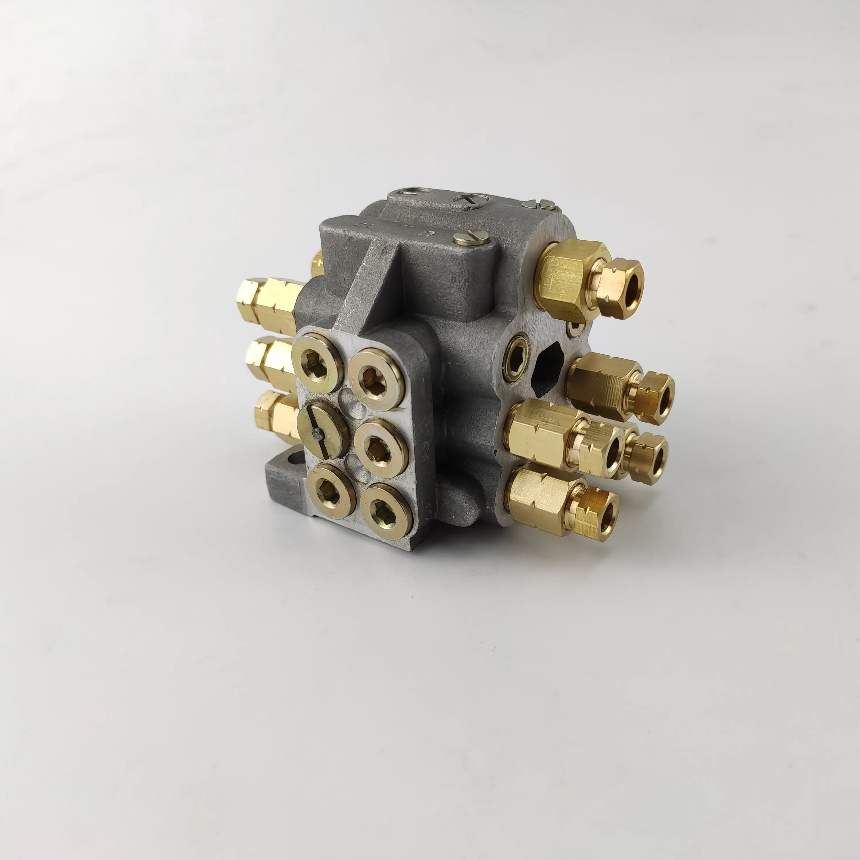 Распределитель смазки U-10R с выходом 1 в-10 и индикаторным стержнем, для перфоратора Jinfeng и Xieyi
Распределитель смазки U-10R с выходом 1 в-10 и индикаторным стержнем, для перфоратора Jinfeng и Xieyi