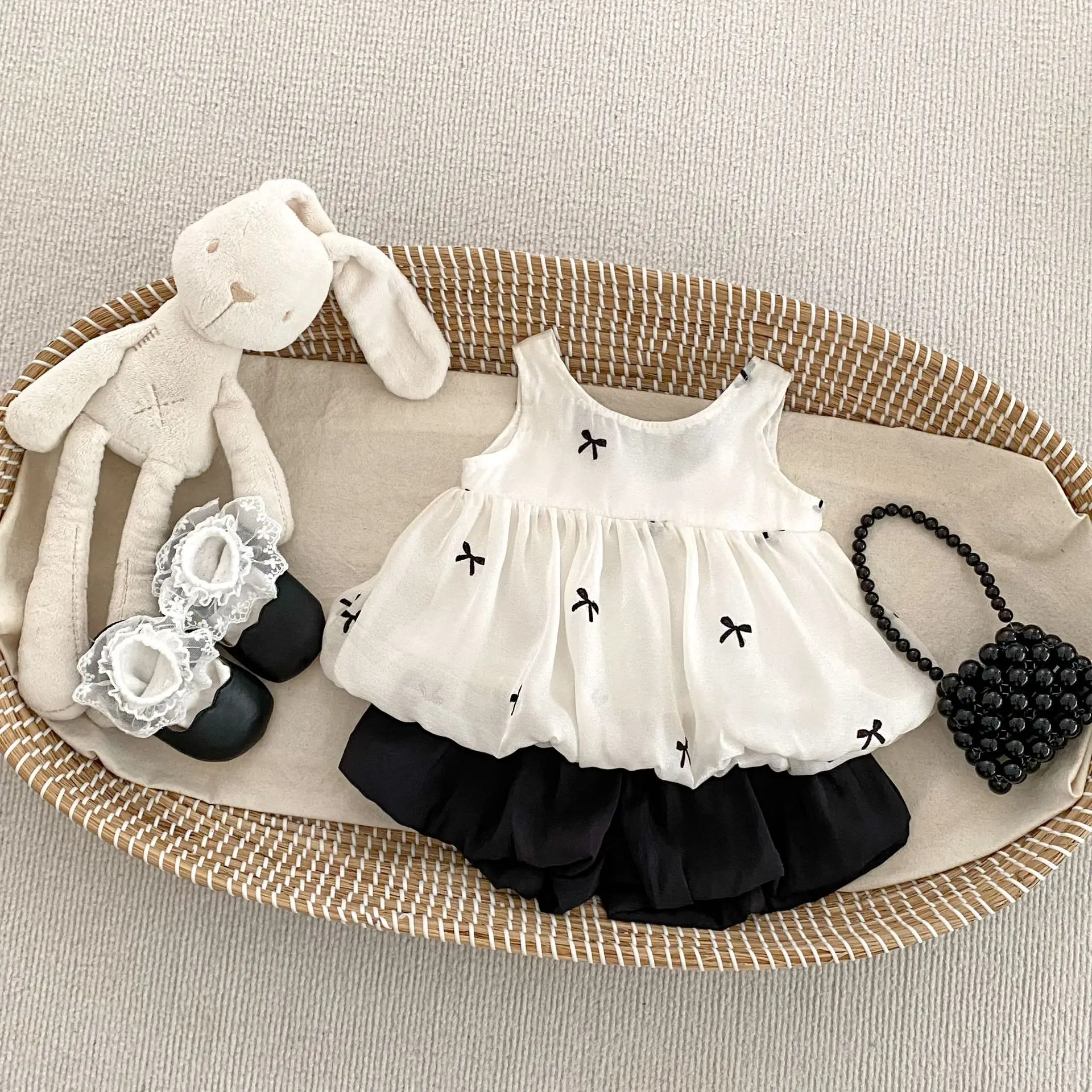 2025 New Western Style Girls' Summer Two Piece Set Super Fairy Bow Vest Top Versatile Flower Bud Shorts Set
2025 New Western Style Girls' Summer Two Piece Set Super Fairy Bow Vest Top Versatile Flower Bud Shorts Set