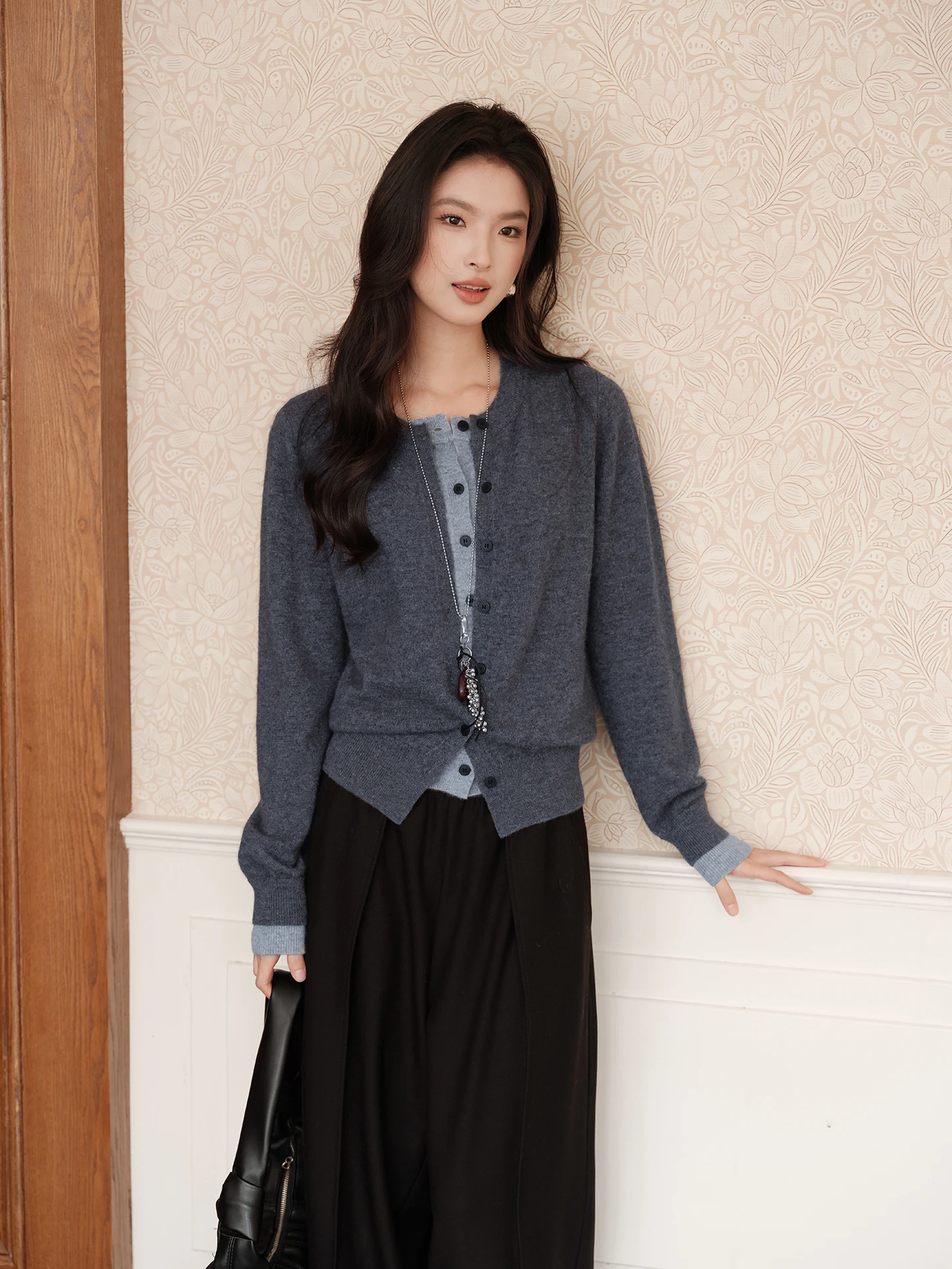 Faionable ey Knitted Open Cardigan Women's Spring 2026 New Sle Ele Aosphere Fake Two-Piece Top Quali Material
Faionable ey Knitted Open Cardigan Women's Spring 2026 New Sle Ele Aosphere Fake Two-Piece Top Quali Material