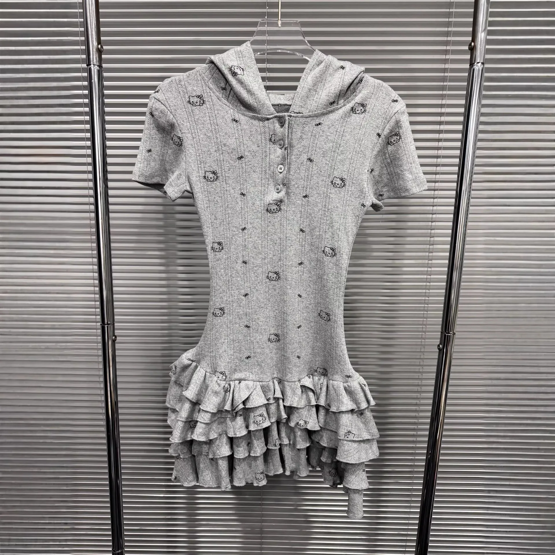 2026 Summer New Arrival Niche Printed Pure Desire Sweet Girl Hooded Ear Design Tiered Cake Dress
2026 Summer New Arrival Niche Printed Pure Desire Sweet Girl Hooded Ear Design Tiered Cake Dress