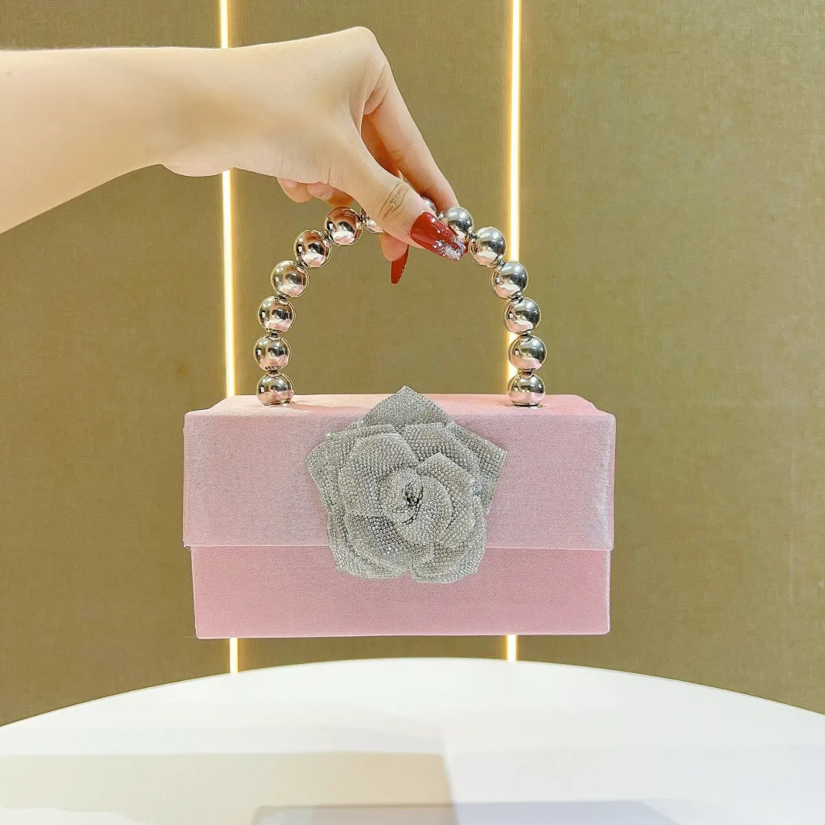 Luxury Rhinestone Rose Handbag Women’s Designer Crystal Flower Satin Clutch Purse Bling Boutique Top Wedding Party Tote Bag
Luxury Rhinestone Rose Handbag Women’s Designer Crystal Flower Satin Clutch Purse Bling Boutique Top Wedding Party Tote Bag