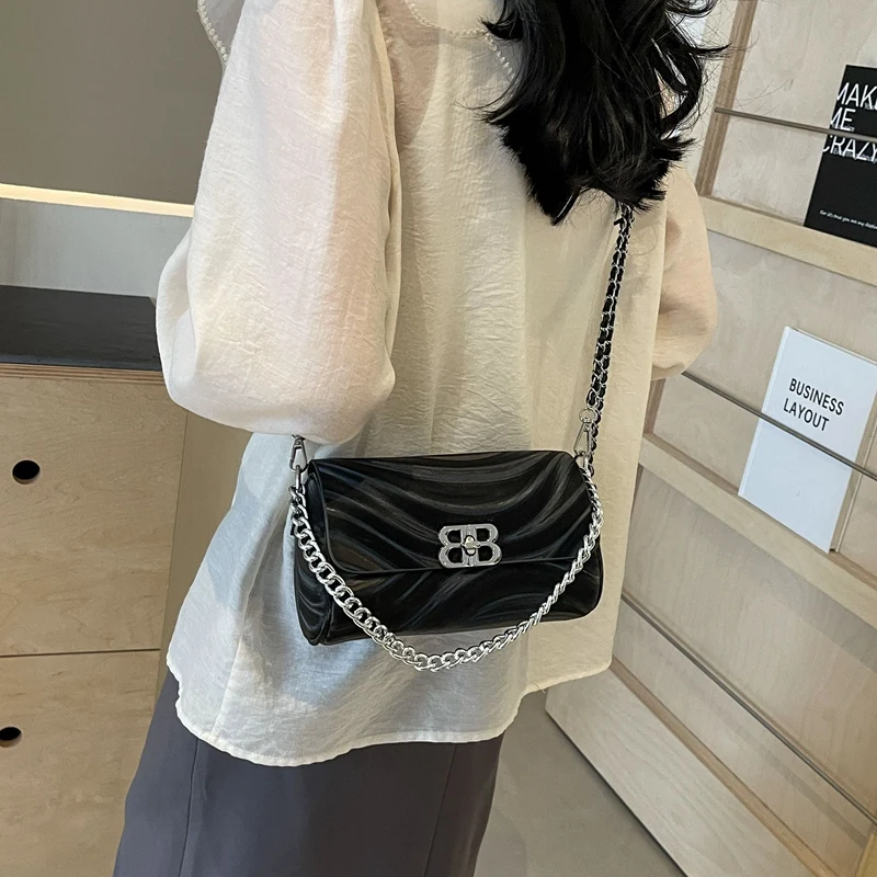 New Trendy Versatile Women's PU Leather Single Shoulder Crossbody Bag Simple Casual Fashion Commuting Chain Storage Bags
New Trendy Versatile Women's PU Leather Single Shoulder Crossbody Bag Simple Casual Fashion Commuting Chain Storage Bags