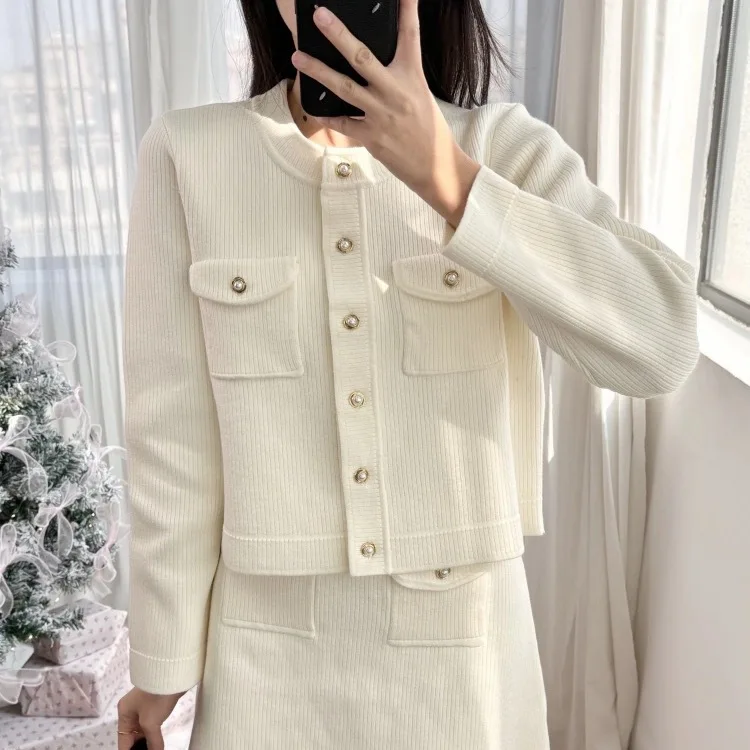 Мужской тонкий трикотажный комплект S Home: кардиган с круглым вырезом и юбка, коллекция ранняя весна 2025
Мужской тонкий трикотажный комплект S Home: кардиган с круглым вырезом и юбка, коллекция ранняя весна 2025