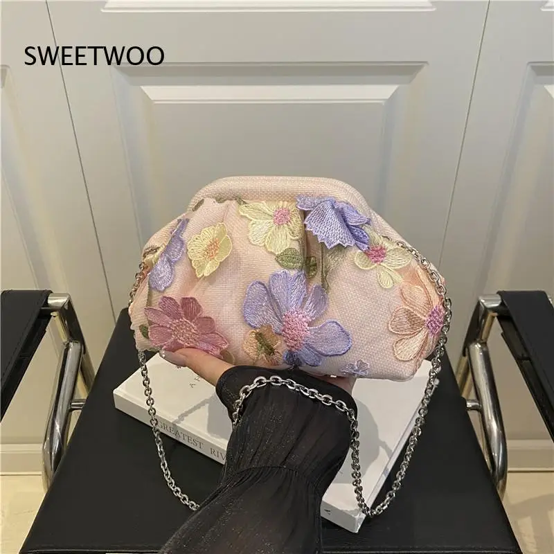 Women Pink Floral Embroidered Kiss Lock Clutch Bag with Silver Chain Strap Vintage Style Crossbody Purse for Party
Women Pink Floral Embroidered Kiss Lock Clutch Bag with Silver Chain Strap Vintage Style Crossbody Purse for Party
