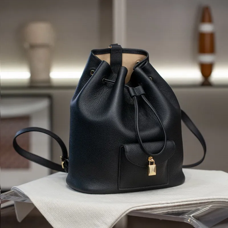2025 New Leather Women Bag Temperament Commuter Versatile Casual Cowhide Drawstring Backpack Simple Lock Small Bag High Quality
2025 New Leather Women Bag Temperament Commuter Versatile Casual Cowhide Drawstring Backpack Simple Lock Small Bag High Quality