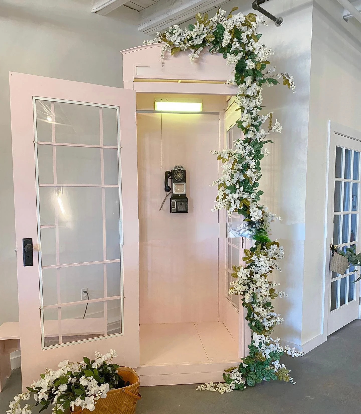 Retro White Phone Booth Wedding Decor Wedding Props White Telephone Booth with Artificial Flower
Retro White Phone Booth Wedding Decor Wedding Props White Telephone Booth with Artificial Flower