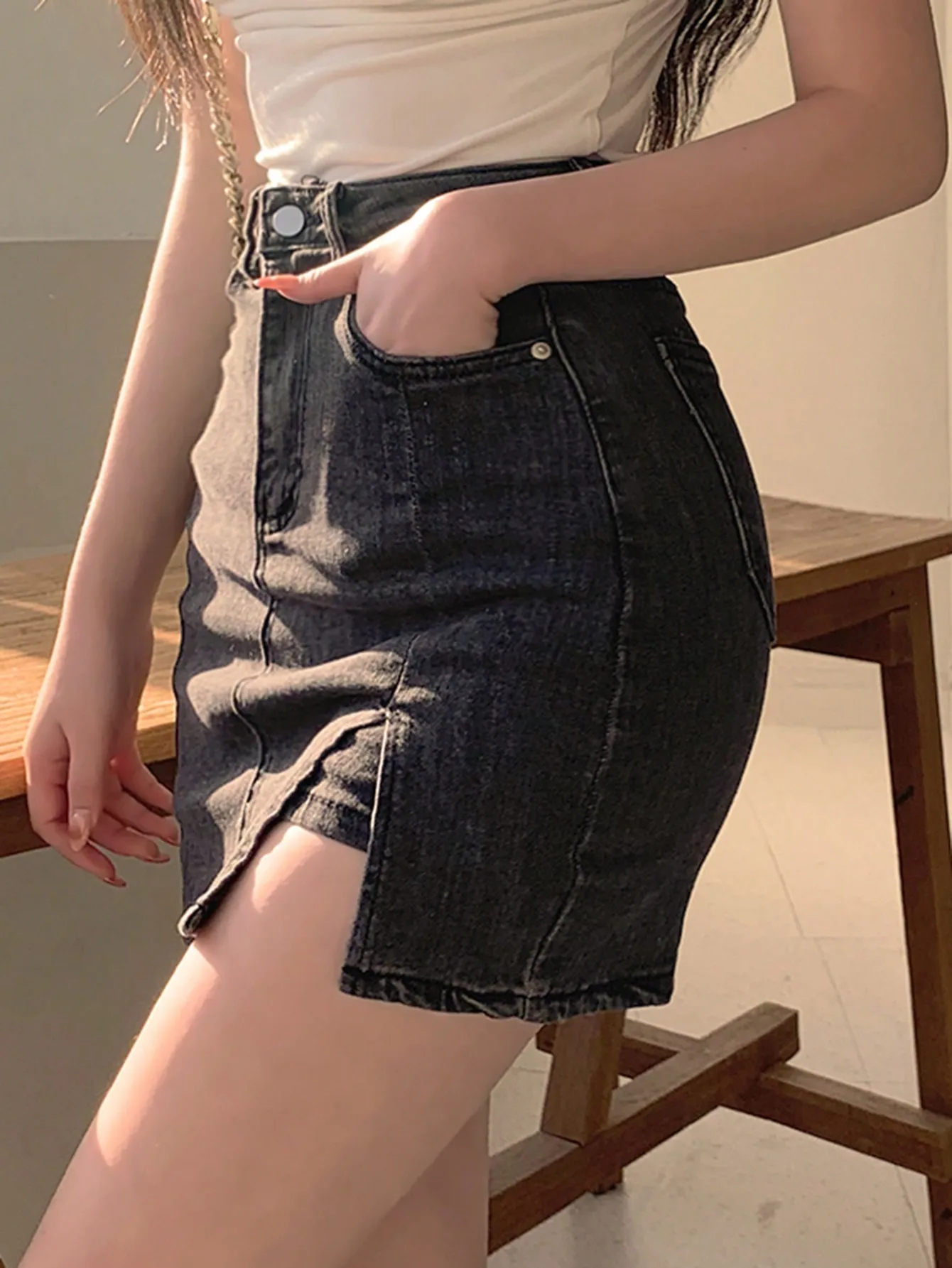 Women's High-Waisted Denim Mini Skirt with Asymmetrical Hem and Front Pocket
Women's High-Waisted Denim Mini Skirt with Asymmetrical Hem and Front Pocket