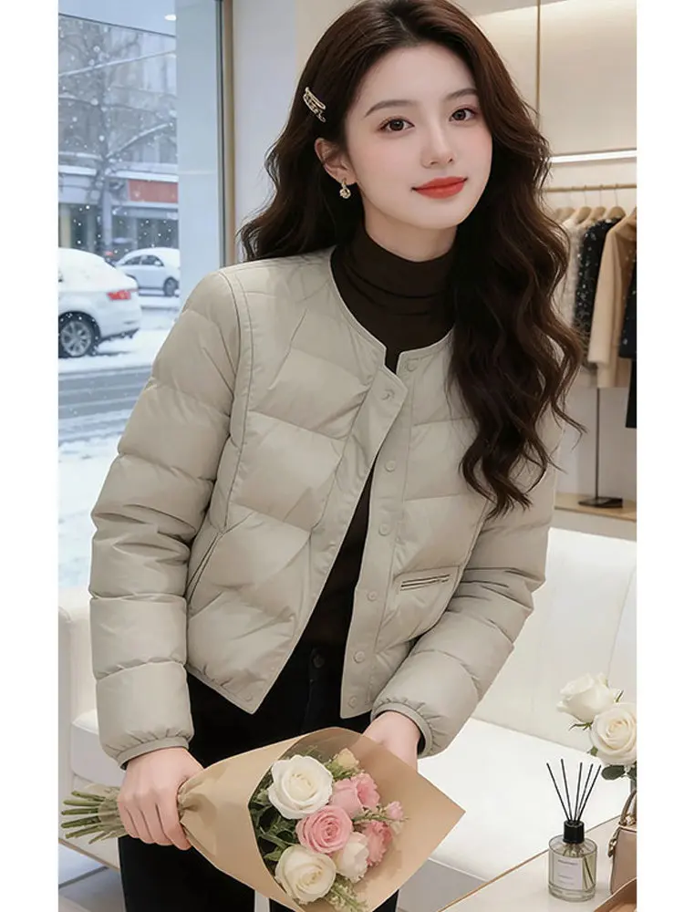 Warm Short Cotton Jacket Women's Fashionable Lightweight round Neck Coat Thin Outerwear Commute Style Casual Winter New Arrival
Warm Short Cotton Jacket Women's Fashionable Lightweight round Neck Coat Thin Outerwear Commute Style Casual Winter New Arrival