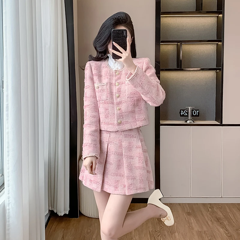 High-end Sense Tweed Women's Suit Jacket Skirt Spring and Autumn 2023 Fashion Short Long Sleeve Coat Pleated Two-piece Set
High-end Sense Tweed Women's Suit Jacket Skirt Spring and Autumn 2023 Fashion Short Long Sleeve Coat Pleated Two-piece Set