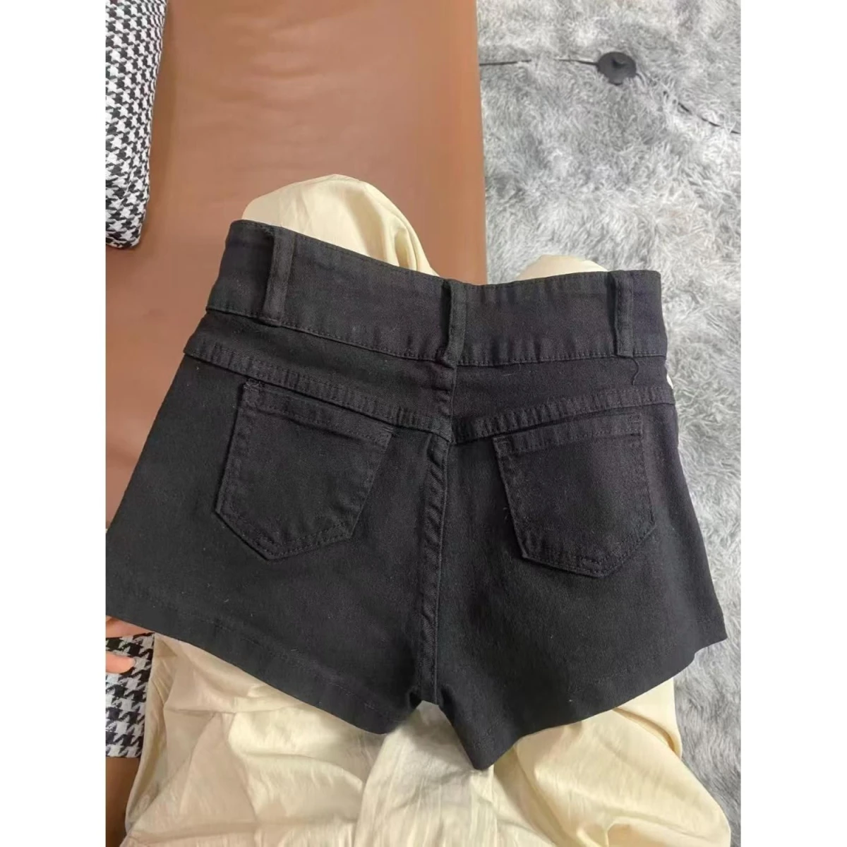 American Style Rivet Design mid Waist Denim Shorts Women's Summer New Spicy Girl Slimming A-Line Hot Pants Trendy
American Style Rivet Design mid Waist Denim Shorts Women's Summer New Spicy Girl Slimming A-Line Hot Pants Trendy
