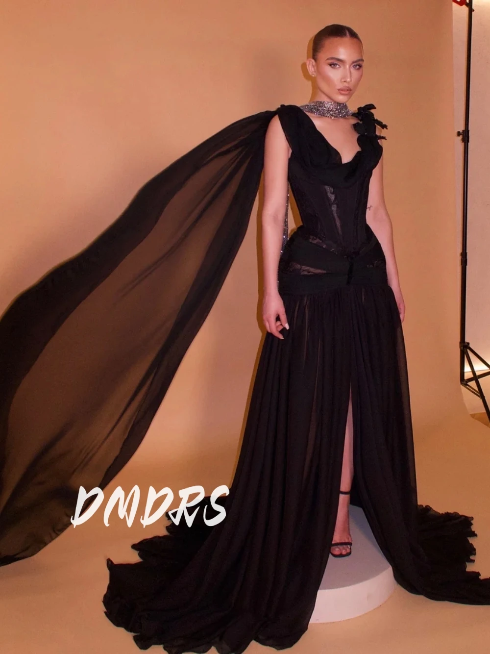 Newest Sexy V Neckline Black Flowy Evening Dress With Cape Pleated A Line Corset Stunning Lace Prom Gown Customized Galas Wear
Newest Sexy V Neckline Black Flowy Evening Dress With Cape Pleated A Line Corset Stunning Lace Prom Gown Customized Galas Wear