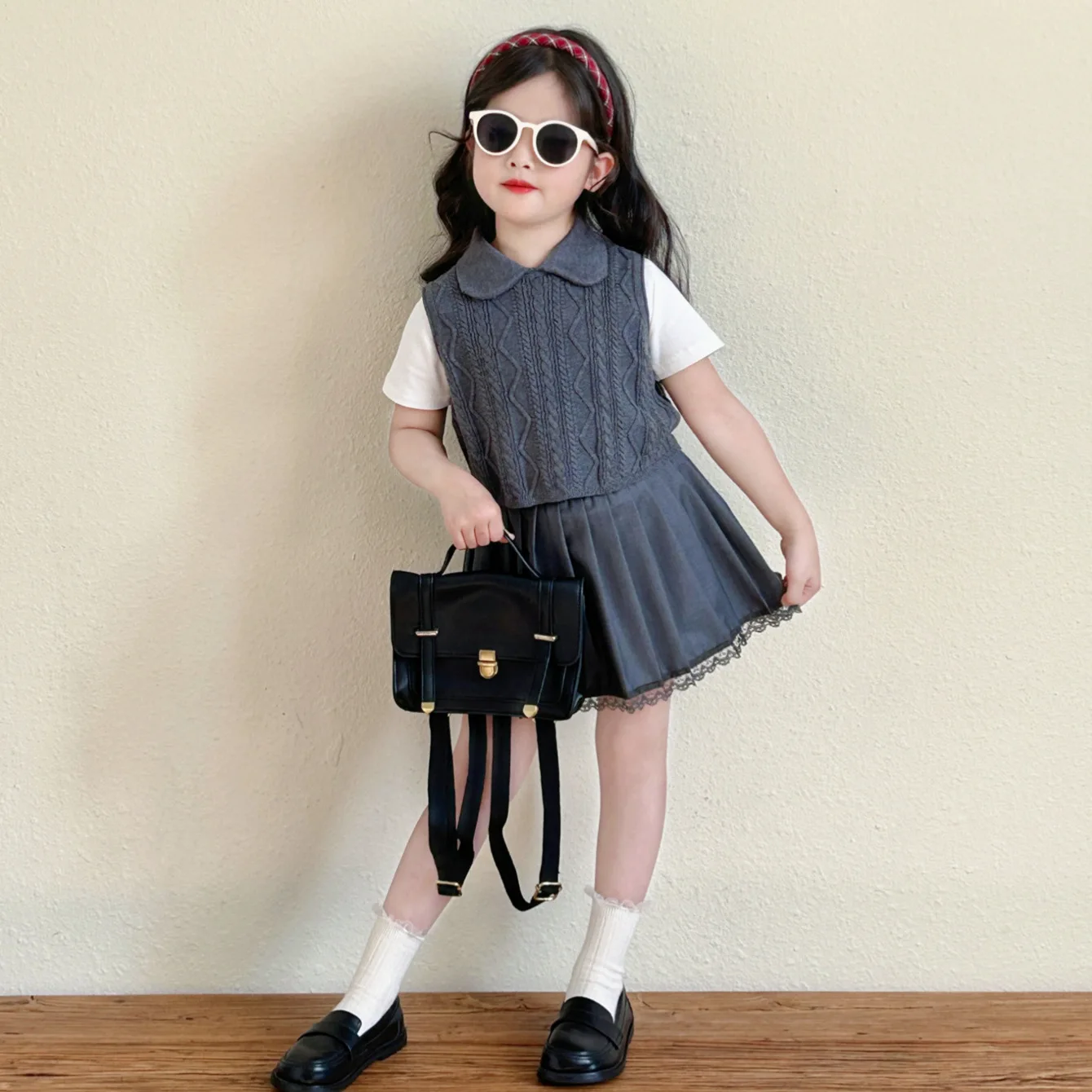2025 Spring New Product Girls' Elegant Set Small Collar Knitted Tank Top Lace Pleated Skirt Versatile Base T-shirt
2025 Spring New Product Girls' Elegant Set Small Collar Knitted Tank Top Lace Pleated Skirt Versatile Base T-shirt