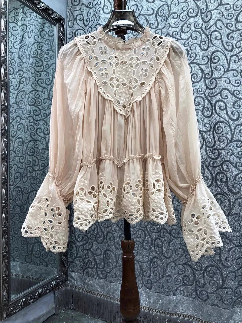 High Quality Designer Blouse 2024 Spring Summer Tops Women Hollow Out Embroidery Patchwork Flare Sleeve Elegant Loose Tops
High Quality Designer Blouse 2024 Spring Summer Tops Women Hollow Out Embroidery Patchwork Flare Sleeve Elegant Loose Tops