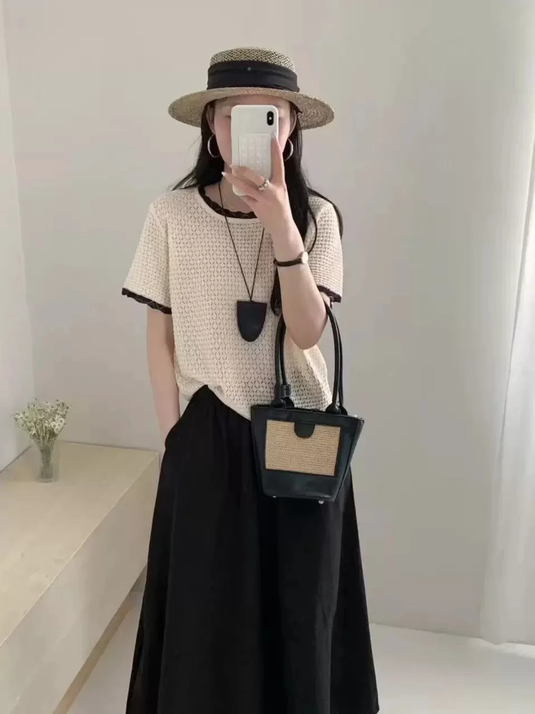 Korean Style Short Sleeve Knitted Top Women's Lace Hollow out Color Block Summer Fashionable Loose Fit round Neck Pullover
Korean Style Short Sleeve Knitted Top Women's Lace Hollow out Color Block Summer Fashionable Loose Fit round Neck Pullover