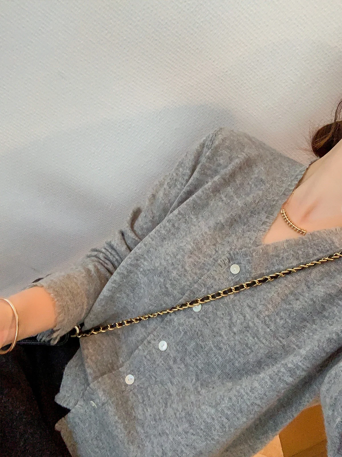 Вязаный кардиган Love Devil Fi с длинными рукавами, V-образным вырезом и бахромой, женский модный универсальный топ в корейском стиле, весна 2026
Вязаный кардиган Love Devil Fi с длинными рукавами, V-образным вырезом и бахромой, женский модный универсальный топ в корейском стиле, весна 2026