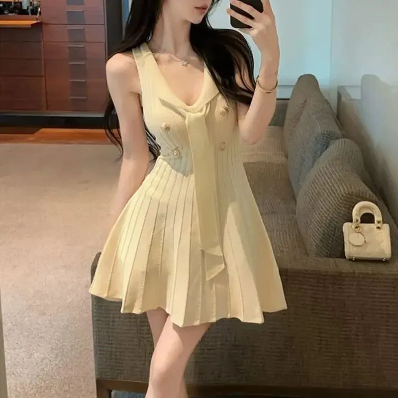 Fashionable French Style V-Neck Bandage Mini Dress Female Vintage Sleeveless Summer Elegant Folds Waist A-Line Knitted Dresses
Fashionable French Style V-Neck Bandage Mini Dress Female Vintage Sleeveless Summer Elegant Folds Waist A-Line Knitted Dresses