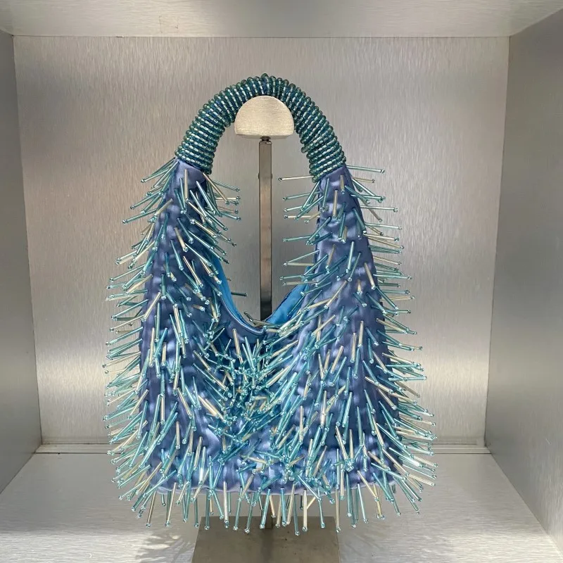 Осенне-зимняя трендовая локомотивная сумка с бахромой и заклепками, популярная модная сумка из бисера, изысканная персонализированная сумка для помады подмышками
Осенне-зимняя трендовая локомотивная сумка с бахромой и заклепками, популярная модная сумка из бисера, изысканная персонализированная сумка для помады подмышками