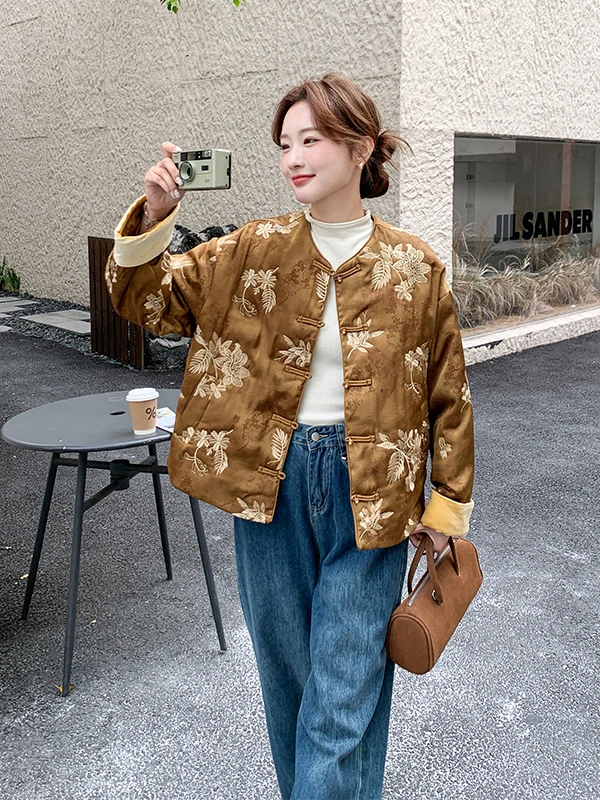 Новая женская зимняя куртка из хлопка с вышивкой и пуговицами, утепленная, с цветочным узором, для повседневной носки
Новая женская зимняя куртка из хлопка с вышивкой и пуговицами, утепленная, с цветочным узором, для повседневной носки