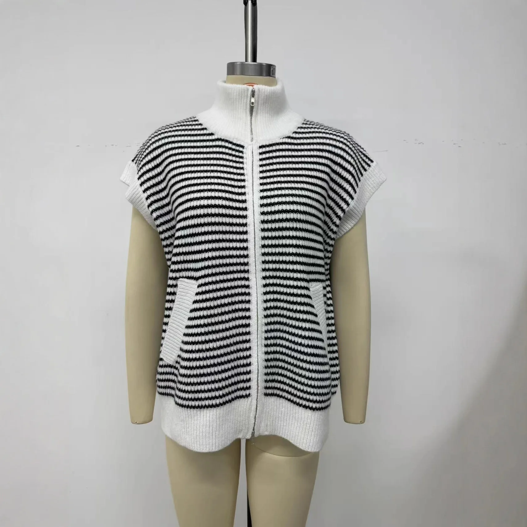 2025 Zipper Knitted Vest Stand Up Collar Sleeveless Casual Gentle Style Fake Pocket Sweater
2025 Zipper Knitted Vest Stand Up Collar Sleeveless Casual Gentle Style Fake Pocket Sweater