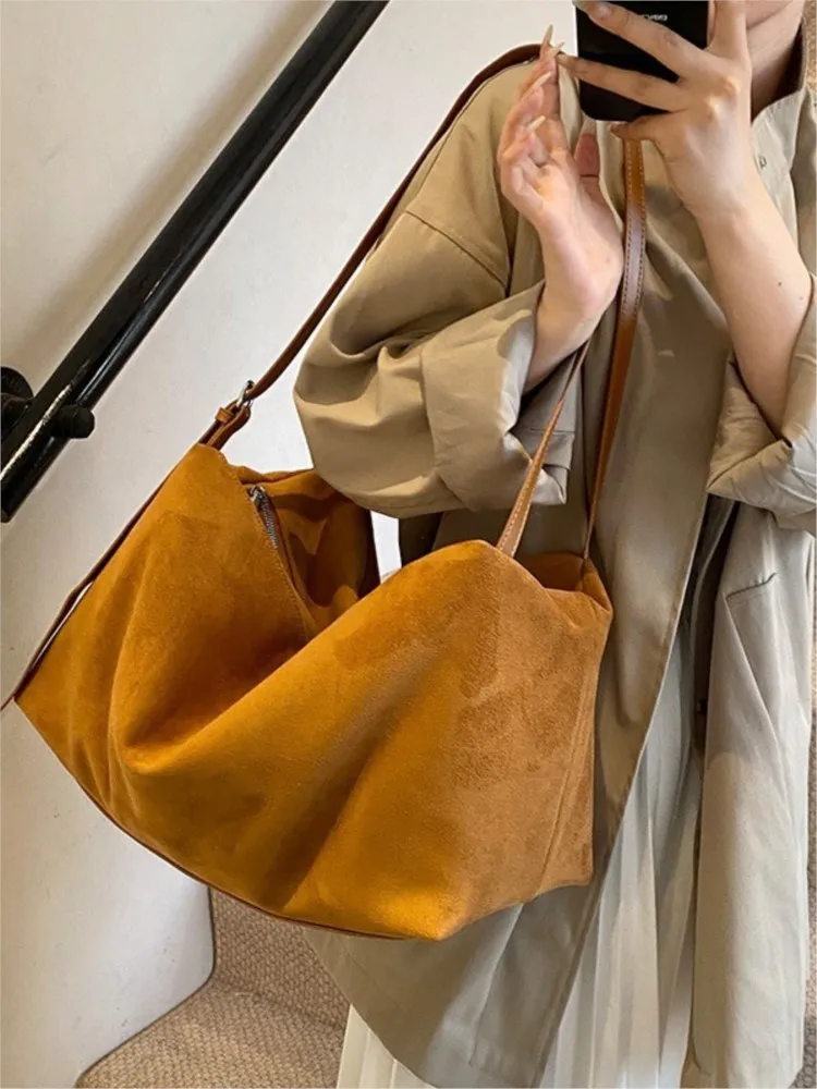 Luxury Fashion Suede Pillow Bag Shoulder Bags Women 2025 New Autumn Winter Retro Large Capacity Tote Bags Korean Trend Handbags
Luxury Fashion Suede Pillow Bag Shoulder Bags Women 2025 New Autumn Winter Retro Large Capacity Tote Bags Korean Trend Handbags