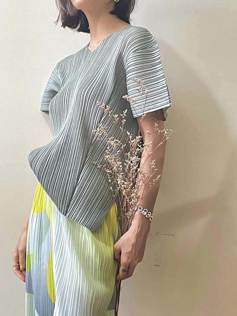 Плиссированная женская футболка Fold Miyake, новинка 2024, летняя новая женская футболка с трехмерным силуэтом, свободный топ с v-образным вырезом и короткими рукавами
Плиссированная женская футболка Fold Miyake, новинка 2024, летняя новая женская футболка с трехмерным силуэтом, свободный топ с v-образным вырезом и короткими рукавами