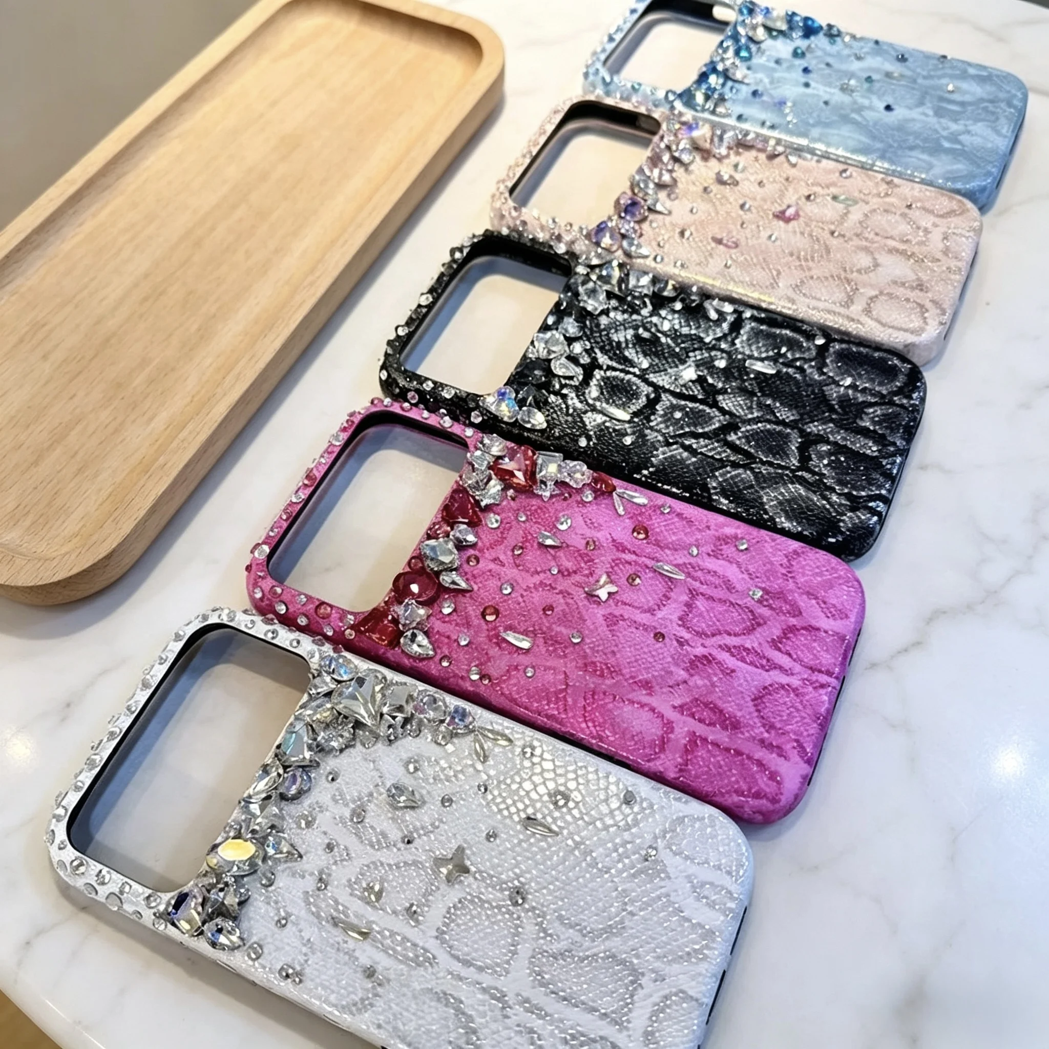Snake-pattern leather full-waterdrop crystal phone case, suitable for Apple phones
Snake-pattern leather full-waterdrop crystal phone case, suitable for Apple phones