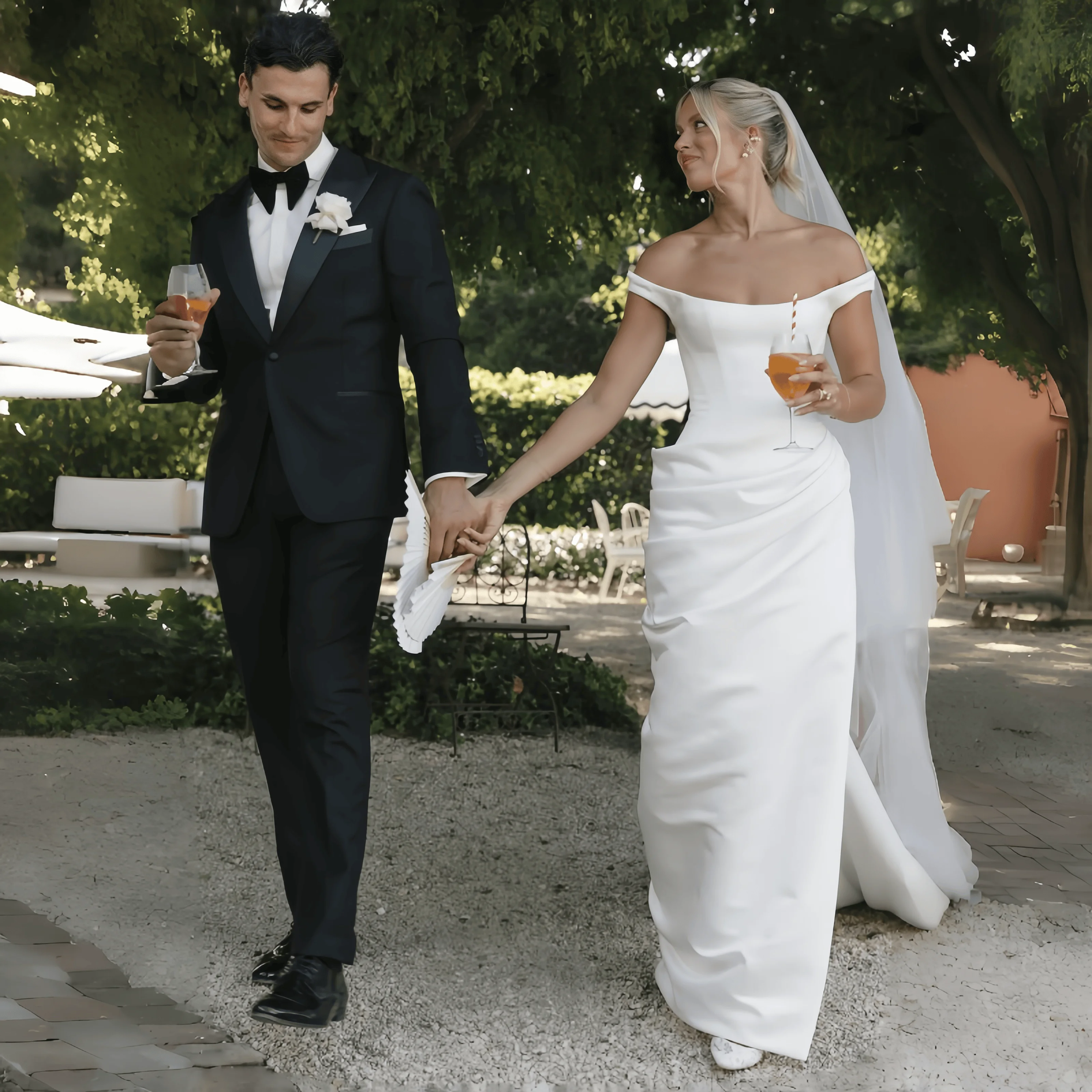 White Off-Shoulder Satin Mermaid Wedding Dress With Draped Skirt Bridal Gown For Women Brides Formal Evening Party 2026New
White Off-Shoulder Satin Mermaid Wedding Dress With Draped Skirt Bridal Gown For Women Brides Formal Evening Party 2026New