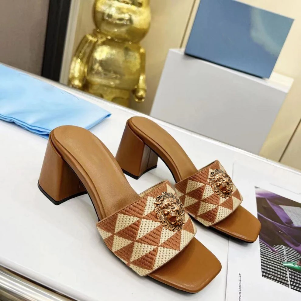 New genuine leather women's casual and fashionable sandals, summer color-block embroidered designer slippers T36
New genuine leather women's casual and fashionable sandals, summer color-block embroidered designer slippers T36