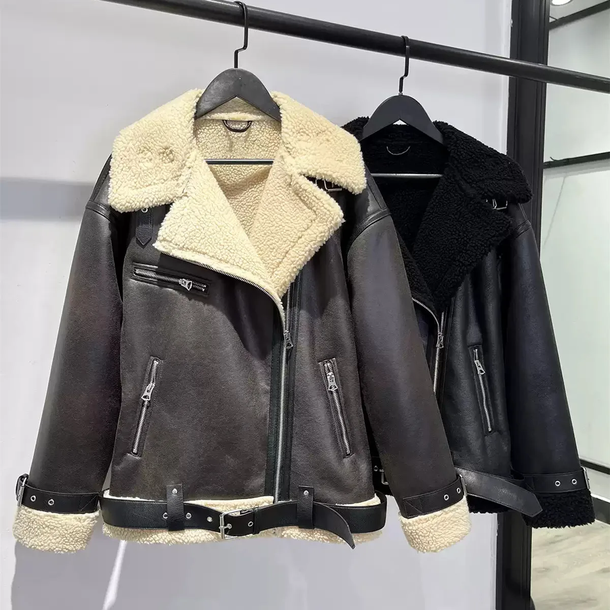 BSK&TRAF autumn and winter new women's fashion classic style lapel loose zipper decoration warm imitation lamb fur jacket
BSK&TRAF autumn and winter new women's fashion classic style lapel loose zipper decoration warm imitation lamb fur jacket