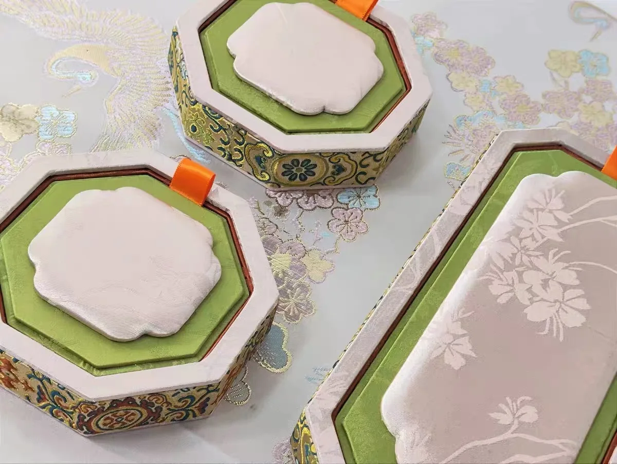 Роскошная шкатулка для украшений в арабском стиле с крышкой, изысканная ближневосточная шкатулка для браслетов, ожерелий и колец, премиальный подарок для женщин
Роскошная шкатулка для украшений в арабском стиле с крышкой, изысканная ближневосточная шкатулка для браслетов, ожерелий и колец, премиальный подарок для женщин