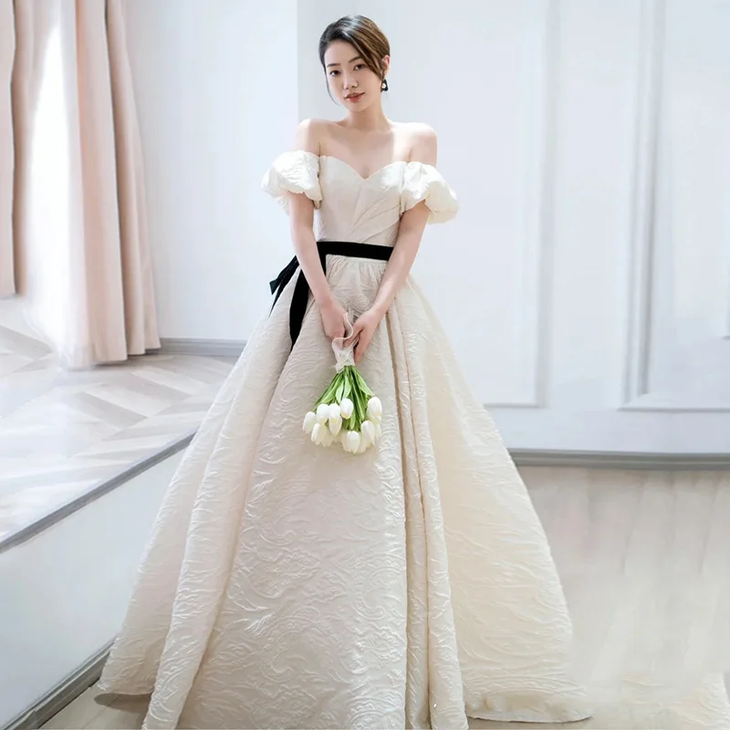 Satin Wedding Dress One Shoulder White Jacquard Dress Retro Simple Bridal Banquet Party Light Wedding Dress Customized
Satin Wedding Dress One Shoulder White Jacquard Dress Retro Simple Bridal Banquet Party Light Wedding Dress Customized
