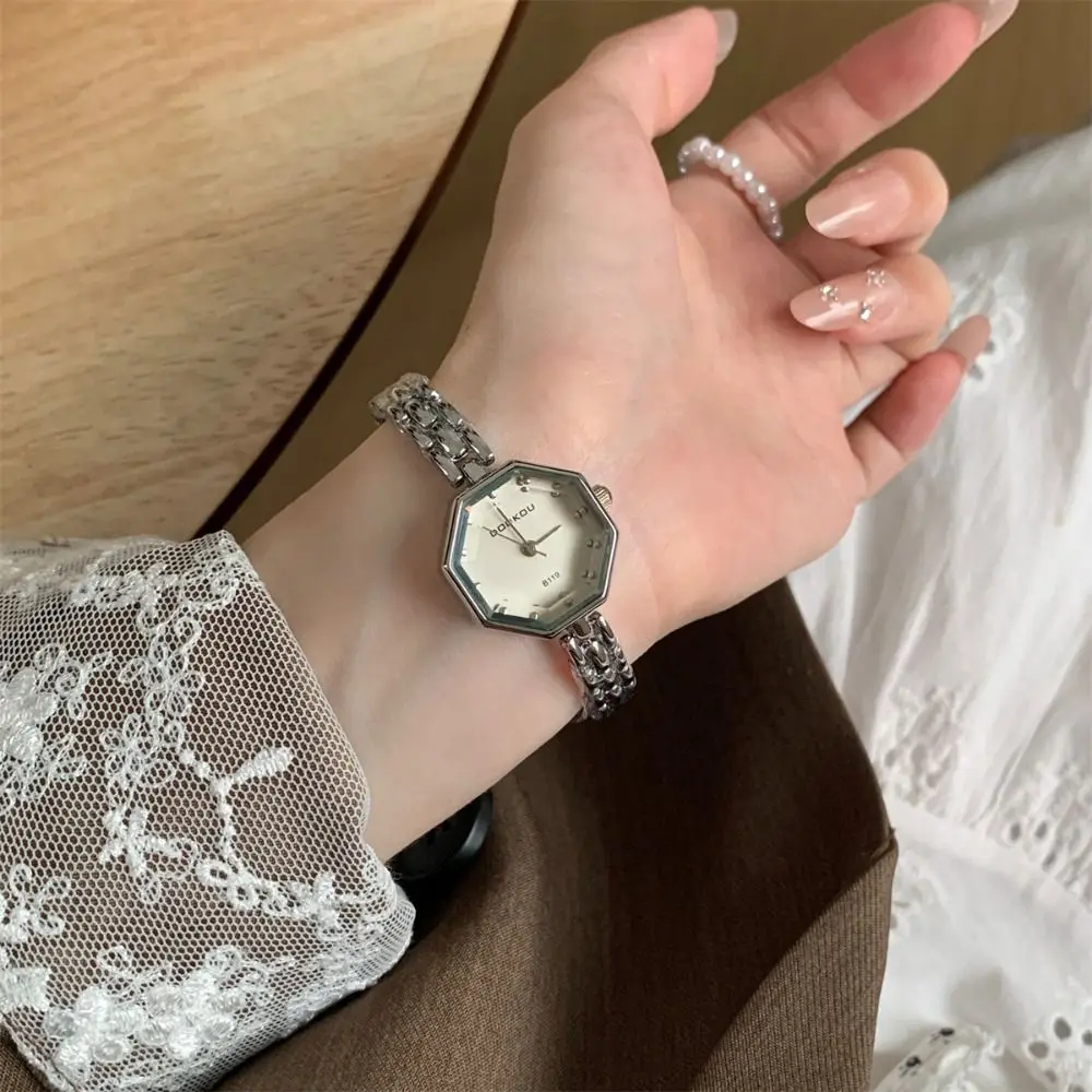 New Polygon Dial Bracelet Watch Elegant Bracelet Strap Ladies Watch Luxury Minimalist Quartz Watch for Women
New Polygon Dial Bracelet Watch Elegant Bracelet Strap Ladies Watch Luxury Minimalist Quartz Watch for Women