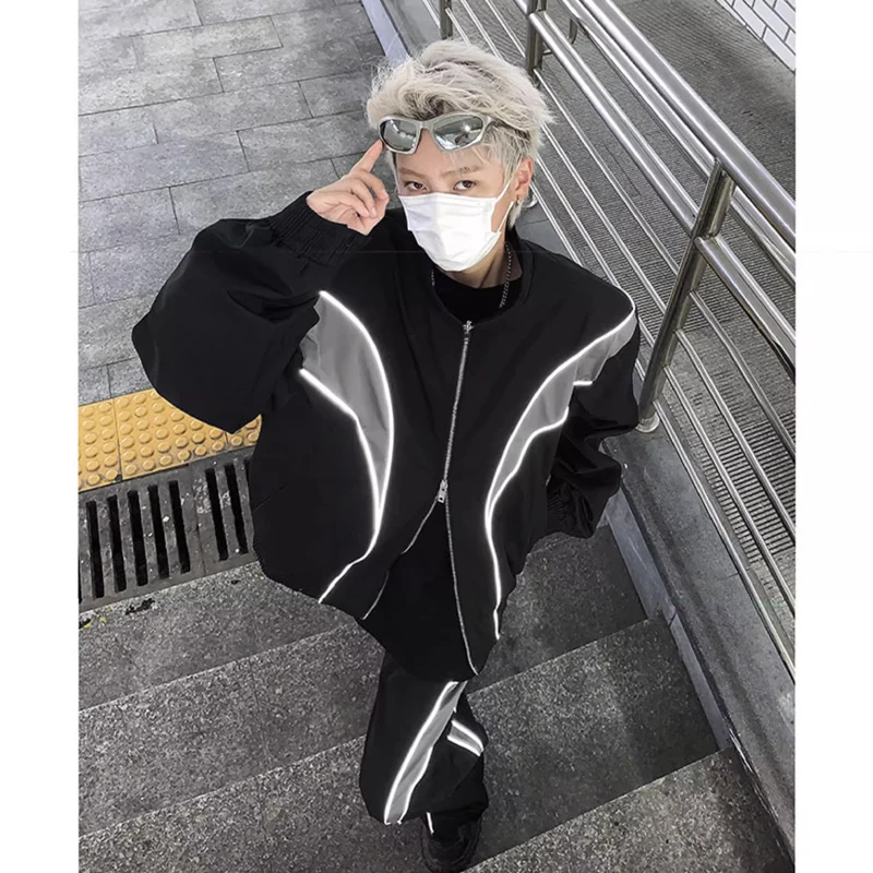 Мужская куртка CleanFit с отражающими полосами, подкладкой на плечах, дизайнерским деконструированным пэчворком, воротником-стойкой и флисовой подкладкой
Мужская куртка CleanFit с отражающими полосами, подкладкой на плечах, дизайнерским деконструированным пэчворком, воротником-стойкой и флисовой подкладкой