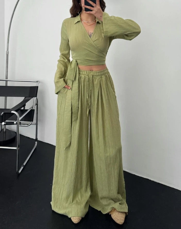 2025 New V-Neck Lace Up Texture Crop and Casual Drawstring Elastic Waist Wide Leg Pants Set for Girls In Stock
2025 New V-Neck Lace Up Texture Crop and Casual Drawstring Elastic Waist Wide Leg Pants Set for Girls In Stock