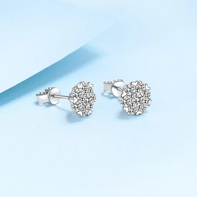 Heart Shaped Six-pronged Plum Blossom Full Moissanite Earrings, Sparkling Flower Platinum PT950 Stud Earrings for Women Jewelry
Heart Shaped Six-pronged Plum Blossom Full Moissanite Earrings, Sparkling Flower Platinum PT950 Stud Earrings for Women Jewelry