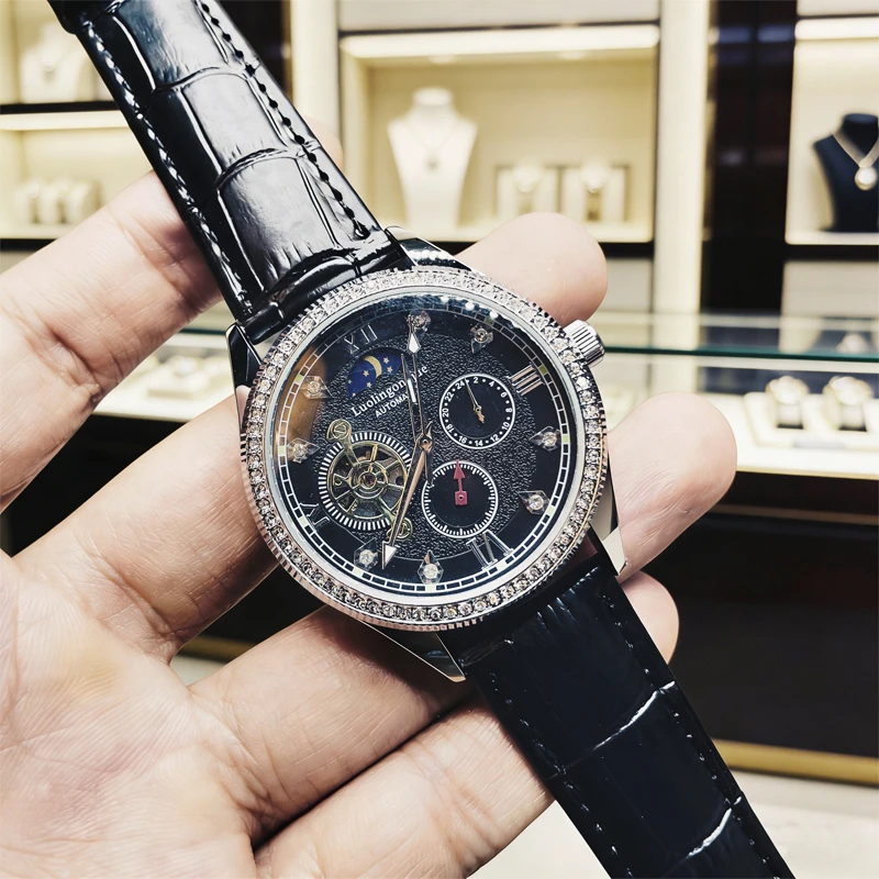 Luxury Diamond-Encrusted Case, Men's Automatic Mechanical Watch, Skeleton Tourbillon, Day and Night Display, 24-Hour Sub-Dial, Leather Strap, Business Casual Men's Watch, Waterproof, Skeleton Design, Men's Wristwatch
Luxury Diamond-Encrusted Case, Men's Automatic Mechanical Watch, Skeleton Tourbillon, Day and Night Display, 24-Hour Sub-Dial, Leather Strap, Business Casual Men's Watch, Waterproof, Skeleton Design, Men's Wristwatch