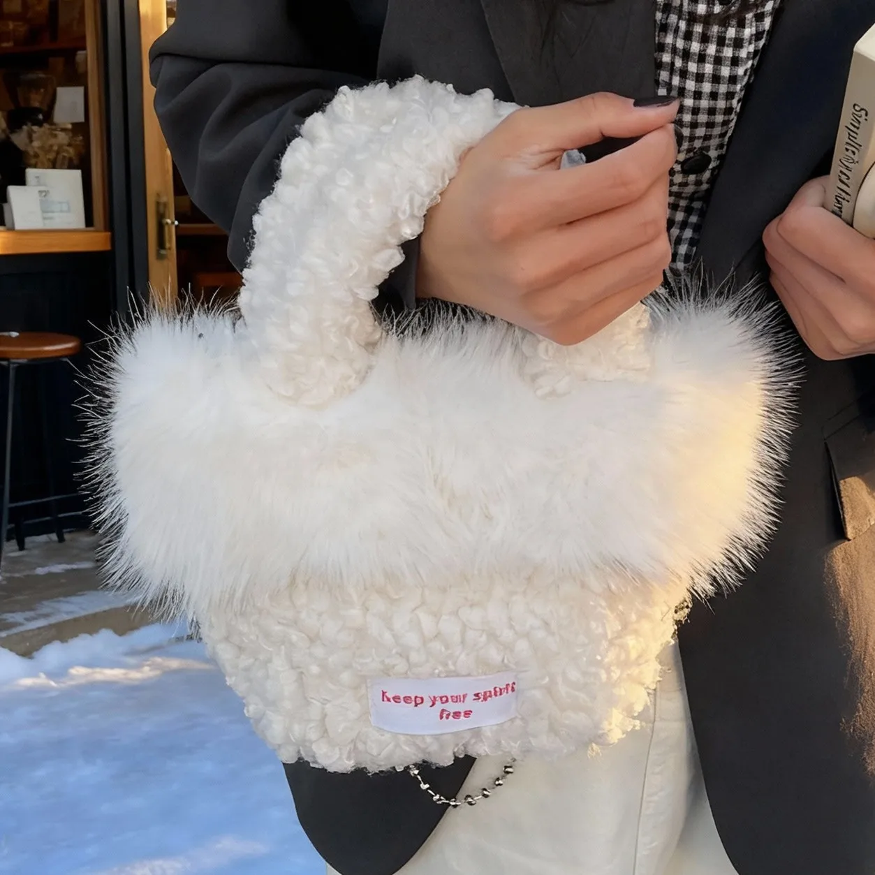 Зимняя сумка-ведро из искусственного меха под овчину: очаровательная, эстетичная, на одно плечо, через плечо, стильная, уютная, теплая, модная.
Зимняя сумка-ведро из искусственного меха под овчину: очаровательная, эстетичная, на одно плечо, через плечо, стильная, уютная, теплая, модная.