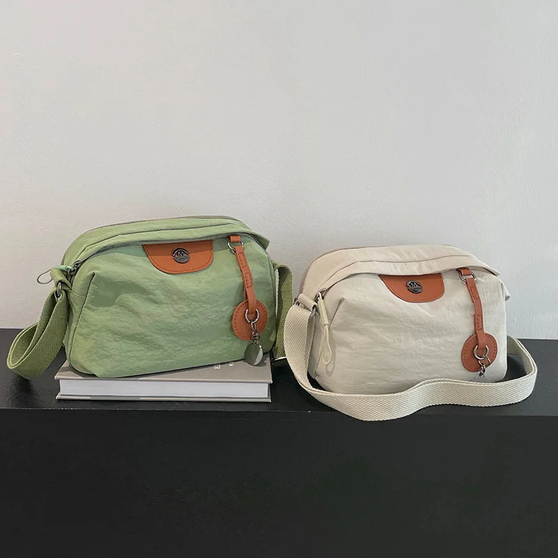 Lightweight commuting women's shoulder bag, fashionable, simple and versatile crossbody bag, large capacity waterproof cloth bag
Lightweight commuting women's shoulder bag, fashionable, simple and versatile crossbody bag, large capacity waterproof cloth bag