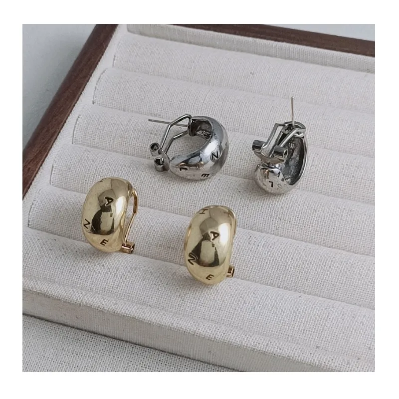 Retro Personalized Earrings Fashion Light Luxury Letter Stud Earrings High-end Niche Design Autumn and Winter New Earrings
Retro Personalized Earrings Fashion Light Luxury Letter Stud Earrings High-end Niche Design Autumn and Winter New Earrings