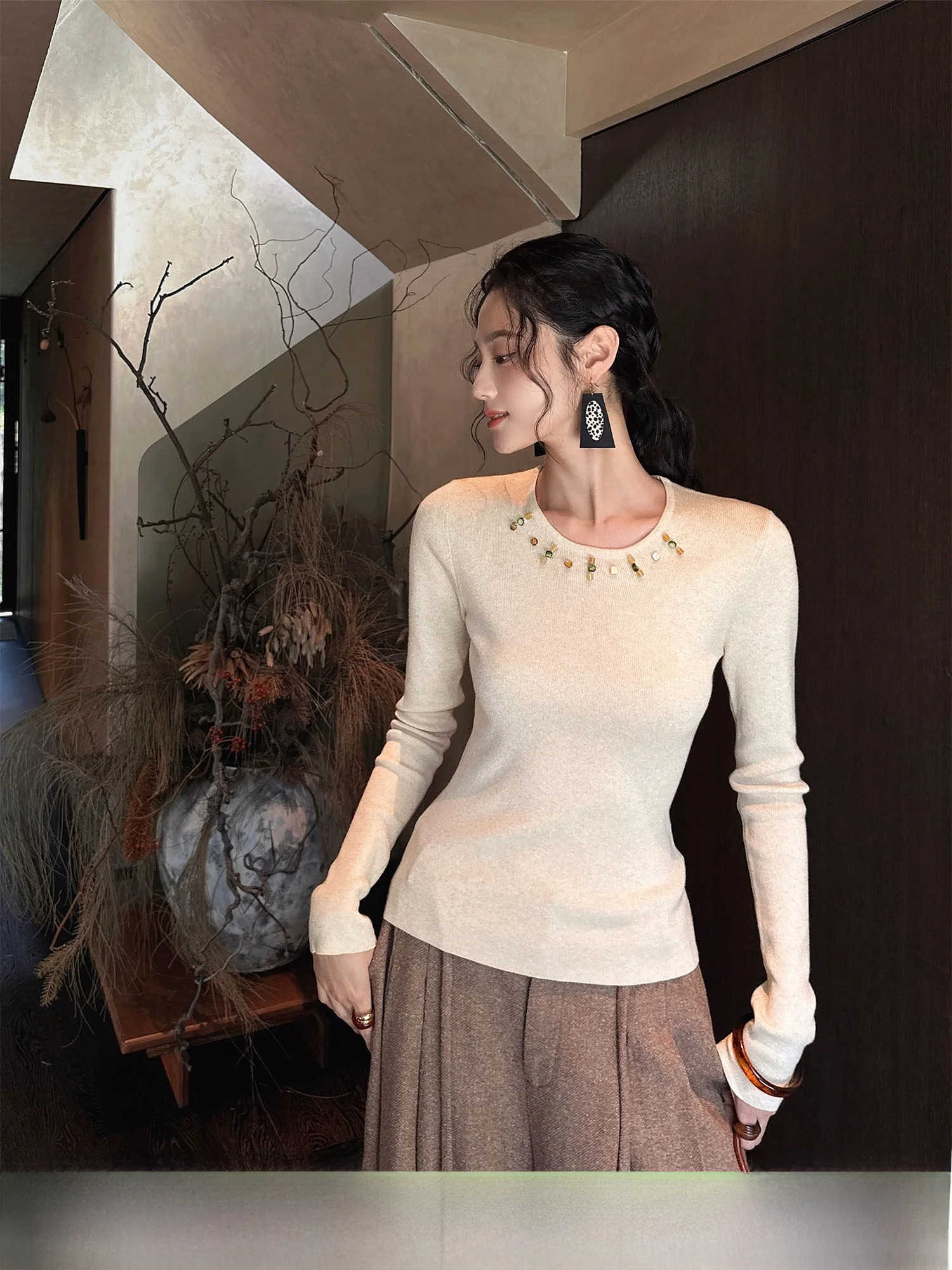 New Chinese Style Knitted Woolen Sweater Women's Inner Wear Base Shirt Trendy Gold Weave Embroidered Black Flower Design
New Chinese Style Knitted Woolen Sweater Women's Inner Wear Base Shirt Trendy Gold Weave Embroidered Black Flower Design