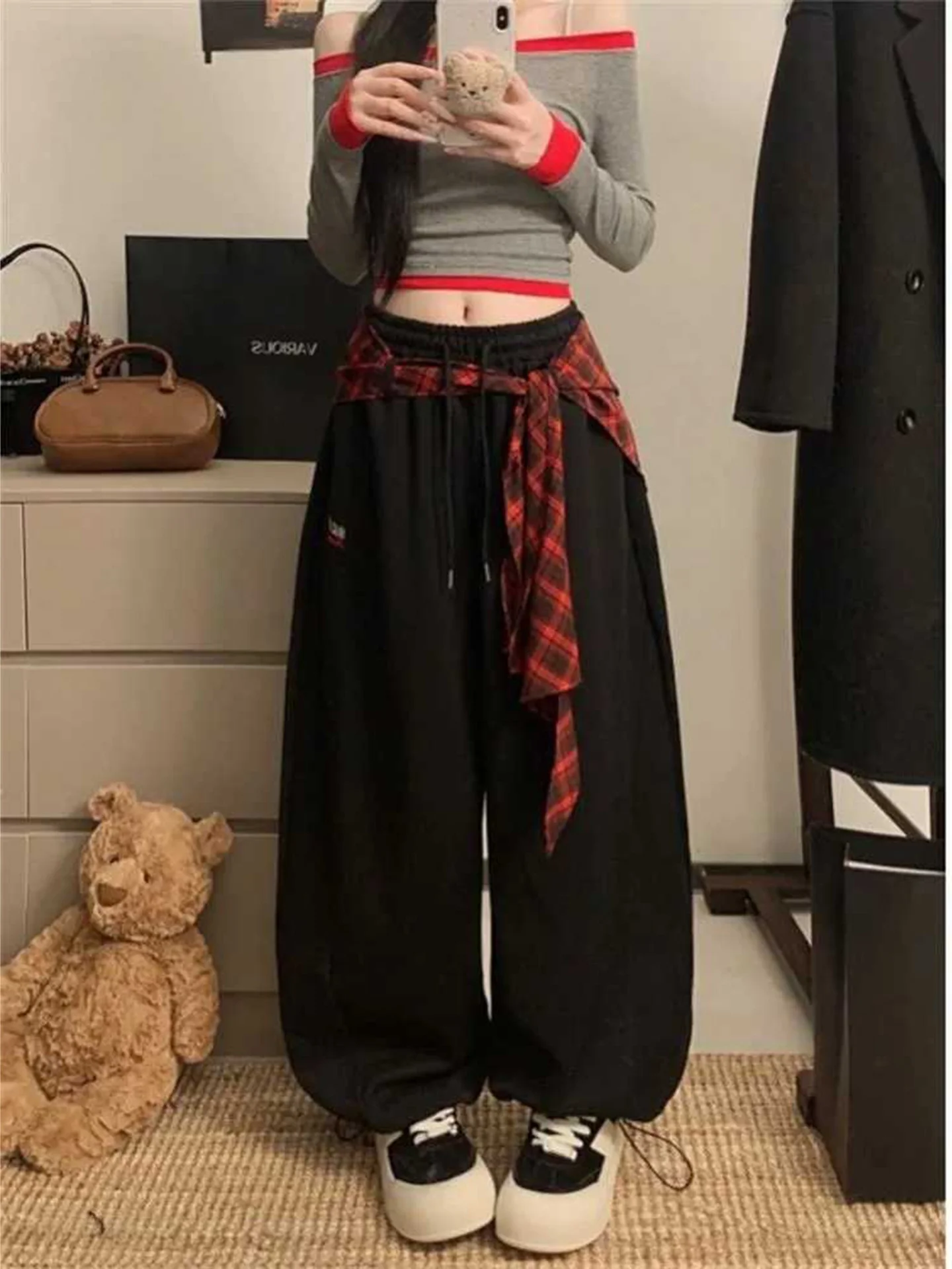 American Style Plaid Wide Leg Casual Pants for Men And Women Street Dance Loose Fit Hip Hop Trousers Casual Sporty Loose Pants
American Style Plaid Wide Leg Casual Pants for Men And Women Street Dance Loose Fit Hip Hop Trousers Casual Sporty Loose Pants