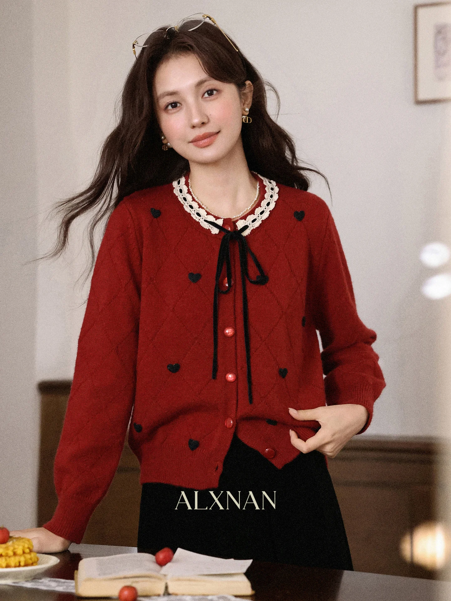 Красный длинный свитер с сердечками для женщин, нежных тонов, антивозрастной эффект, весна-осень-зима, кардиган, модный повседневный стиль
Красный длинный свитер с сердечками для женщин, нежных тонов, антивозрастной эффект, весна-осень-зима, кардиган, модный повседневный стиль