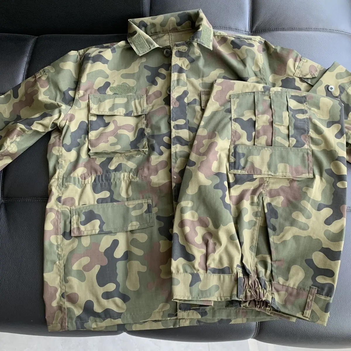 Польский износостойкий и антипроизводительный четырехсезонный весенне-летний камуфляжный костюм.
Польский износостойкий и антипроизводительный четырехсезонный весенне-летний камуфляжный костюм.