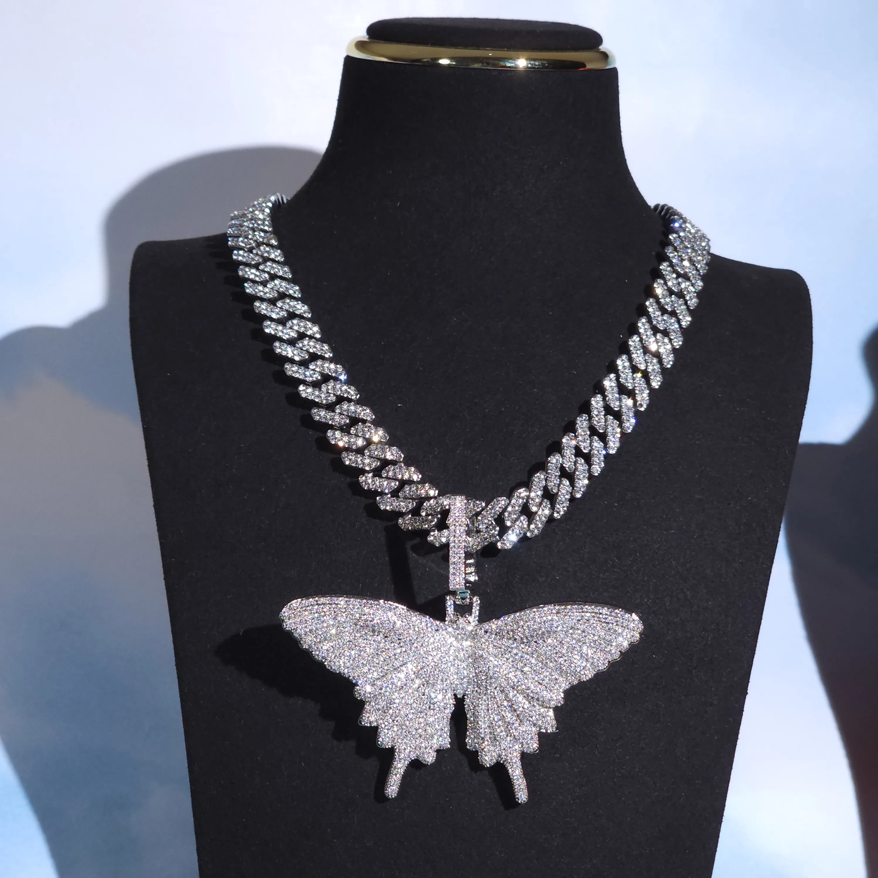 New Full Iced Out Butterfly Wings Pendant Necklace With 12mm Cuban Chain Cubic Zirconia Hip Hop Charm Jewelry For Women Men Gift
New Full Iced Out Butterfly Wings Pendant Necklace With 12mm Cuban Chain Cubic Zirconia Hip Hop Charm Jewelry For Women Men Gift