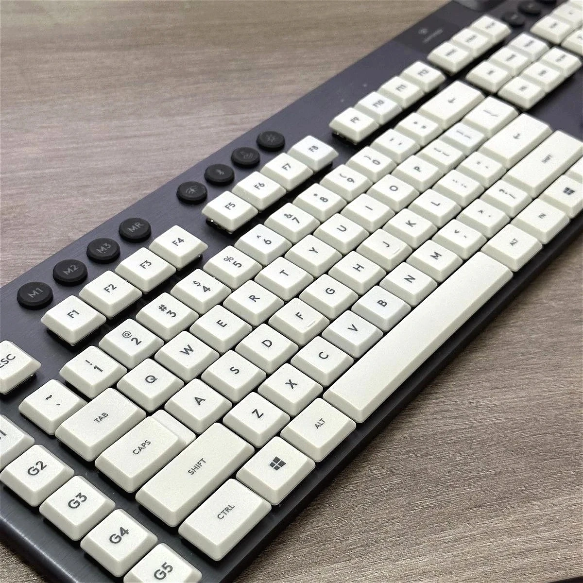 PBT keycaps are compatible with US Logitech G913/G815/G813/G915TKLRGB mechanical keyboard
PBT keycaps are compatible with US Logitech G913/G815/G813/G915TKLRGB mechanical keyboard