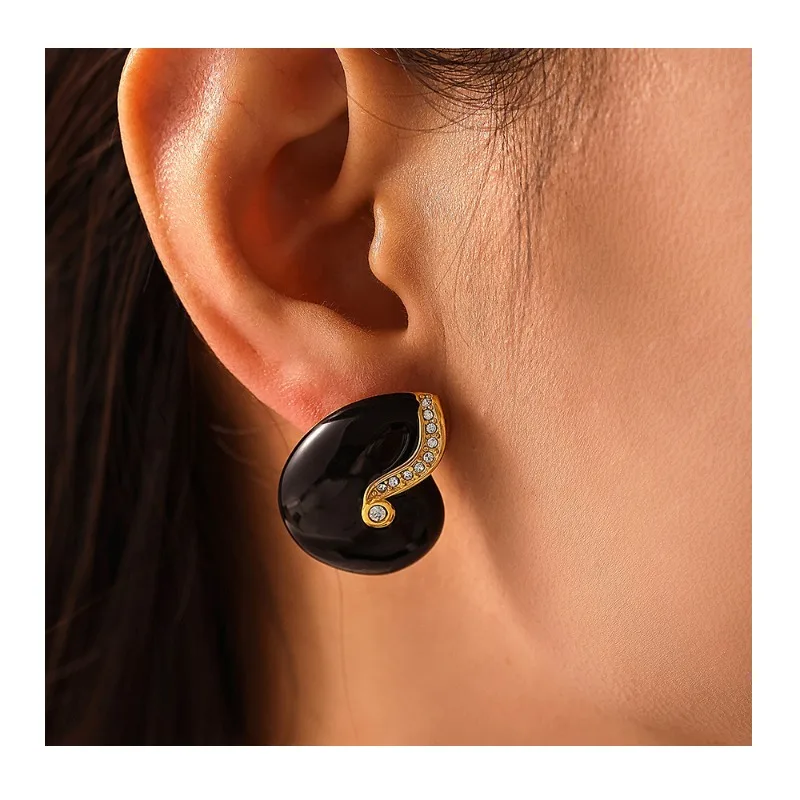 Seattle Court Earrings Conch Blue Zircon Titanium Steel Gold Plated Enamel Color Glaze Simple Color Retaining Earrings
Seattle Court Earrings Conch Blue Zircon Titanium Steel Gold Plated Enamel Color Glaze Simple Color Retaining Earrings