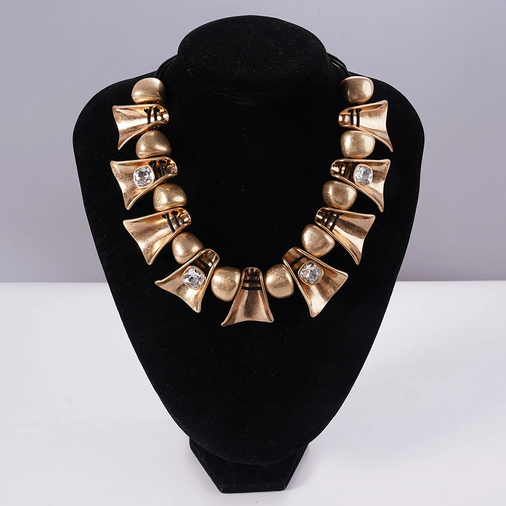 Vintage Exaggerated Metal Necklace For Women Elegant Fashion Collarbone Chain Party Jewelry Accessory
Vintage Exaggerated Metal Necklace For Women Elegant Fashion Collarbone Chain Party Jewelry Accessory