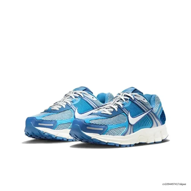 Nike Zoom Vomero 5 Mystic Navy Worn Blue Мужчины Женщины Кроссовки Классические повседневные прогулочные кроссовки FB9149-400
Nike Zoom Vomero 5 Mystic Navy Worn Blue Мужчины Женщины Кроссовки Классические повседневные прогулочные кроссовки FB9149-400