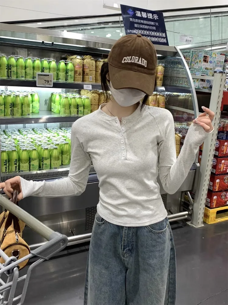 Футболка с длинными рукавами Y2K, женская осенняя футболка с расклешенными рукавами и рюшами на талии и пуговицами, женская футболка для колледжа, нежная простая мягкость
Футболка с длинными рукавами Y2K, женская осенняя футболка с расклешенными рукавами и рюшами на талии и пуговицами, женская футболка для колледжа, нежная простая мягкость